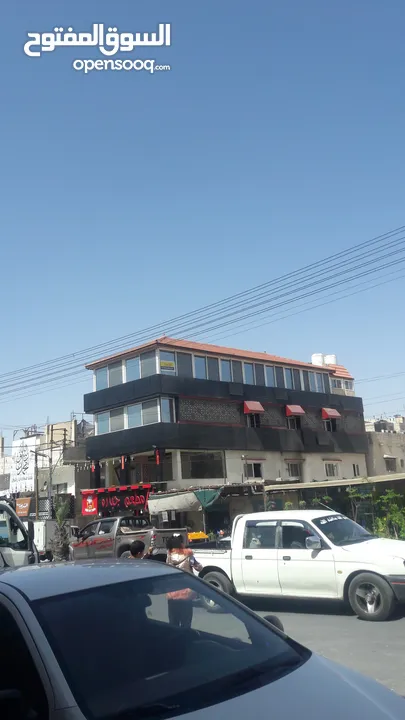 ثلاثة محلات تجارية للإيجار بدون خلو في موقع مميز في الزرقاء السوق التجاري قرب دوار معصوم شارع رئيسي