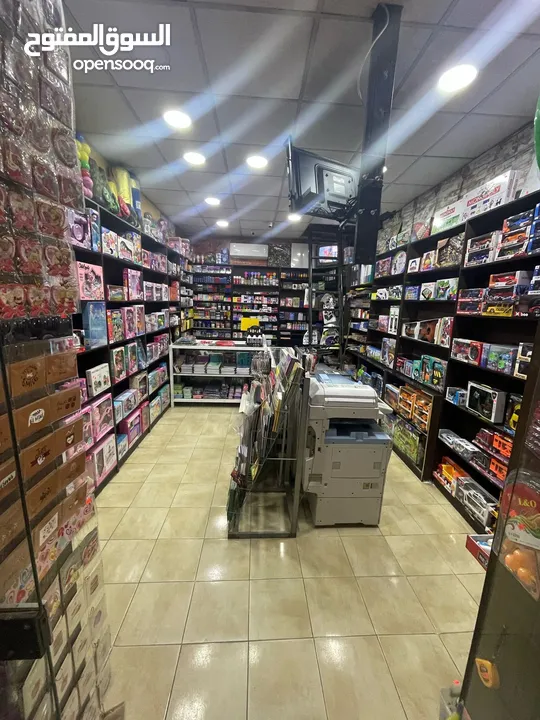 مكتبة وألعاب للبيع