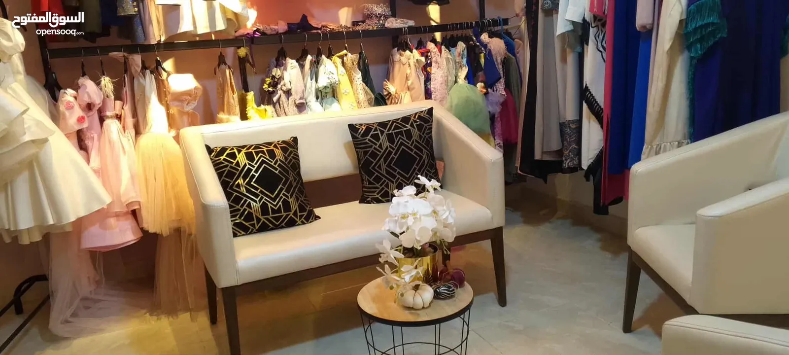 محل ملابس  سهره ستاتي واطفال مع مخيطه للبيع بكافه معداتها للبيع