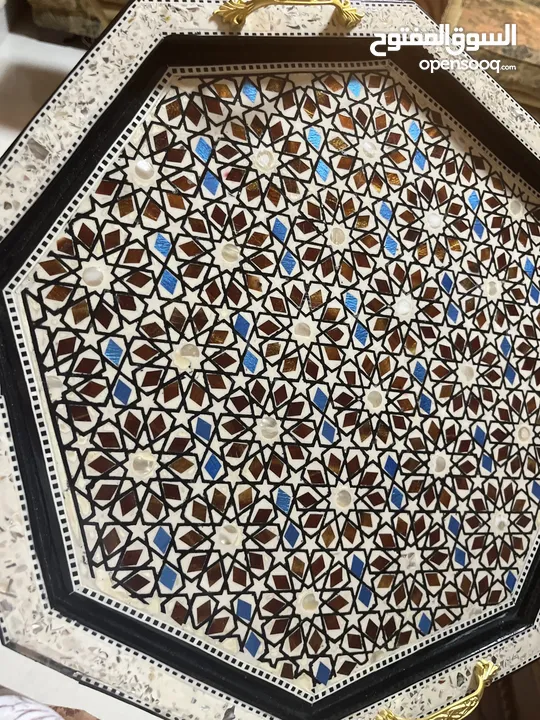 صينية مزغرفة من الطراز الرفيع حجم كبير بتوسع اكتر من 17فنجان الوانها روعةة