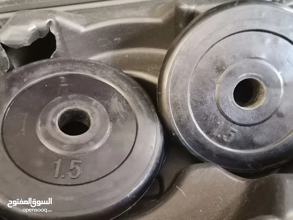 معدات أثقال كامله ( دامبلز حديد ) معها اضافي بار طويل للبيع بسعر حرق