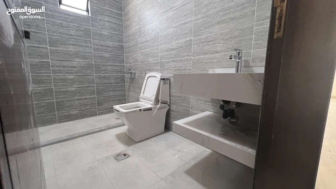 شقق طابقيه ارضيه  جديده فاخره في الزرقاء الجديده شارع الونك ( الكرامه )