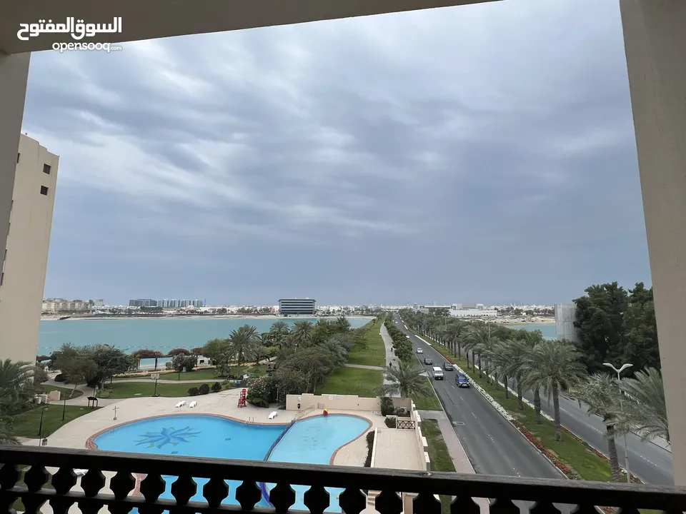 للبيع العاجل شقة مجددة 3 غرف + غرفة خادمة دخول مباشر للشاطئ