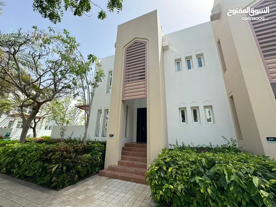 3 BR Elegant Townhouse for Rent – Al Mouj