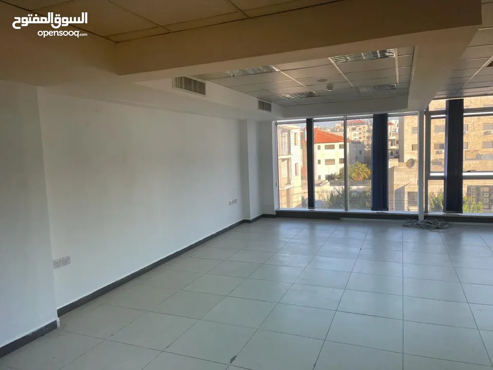 مكتب مميز مشطب ومصمم داخلي جلهز في منطقة قرب مكة مول