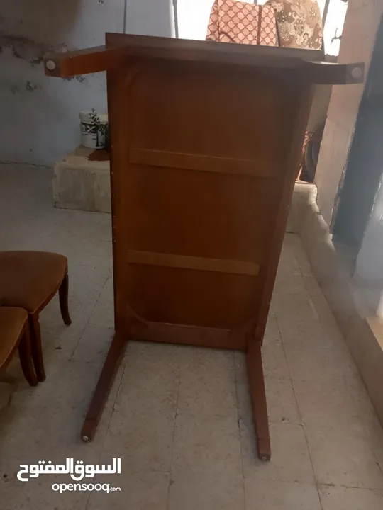 طاوله سفره خمس كراسي لون جوزي بحاله الوكاله معها زجاج سكيروليت للبيع بسعر 85 دينار