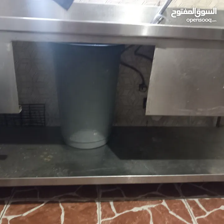 مجلى ستيلس ثقيل صناعي  ثلاجة بحاجه الى مروحة  طاوله ستيلس  غاز عين وحدة كانون كبير طول مترين عرض 40س