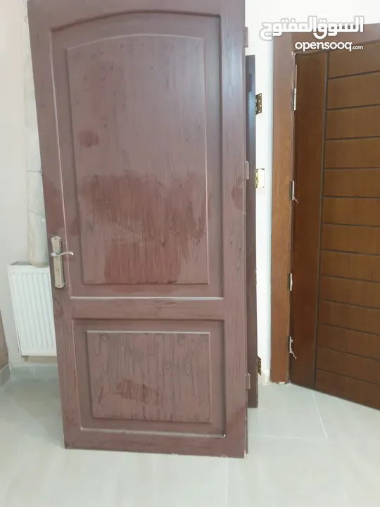 ابواب خشبية وأبواب المنيوم داخلية معروضة للبيع بحالة ممتازة.. تم تنزيل السعر للابواب. الباب بسعر 40