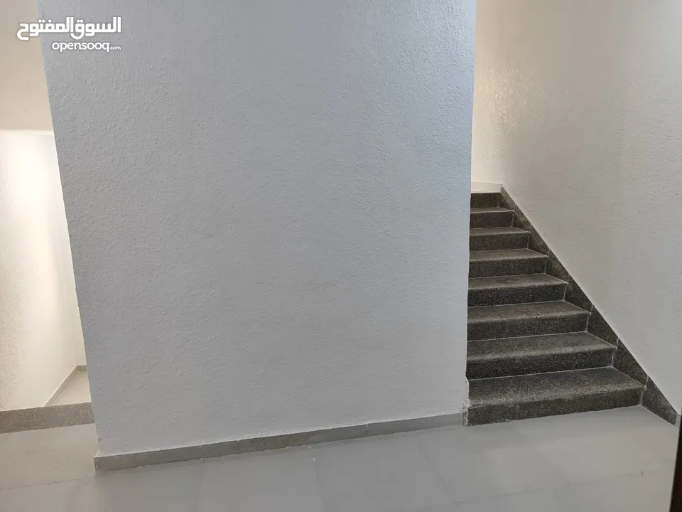 طوابق تجارية بمساحات متنوعة على طريق عمان-السلط نزول وادي الشجرة بأسعار مناسبة