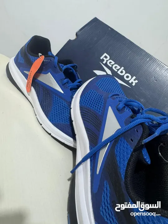 حذاء رياضي أزرق من Reebok، خفيف، بتهوية جيدة ونعل مريح بتقنية Memory Tech.