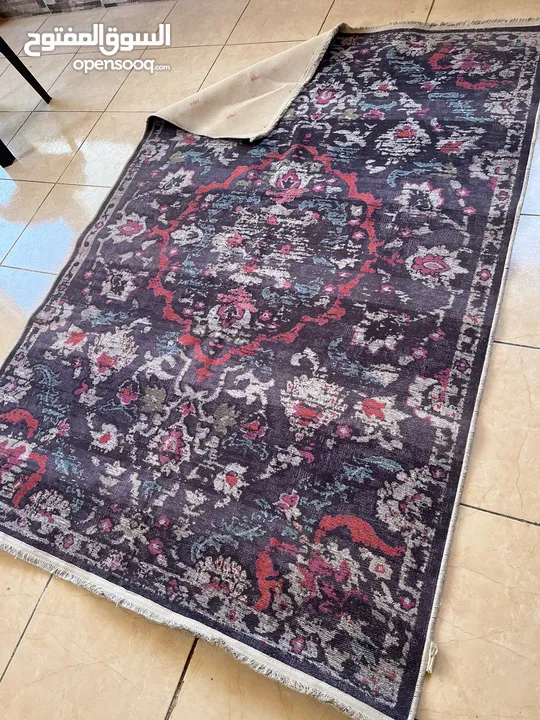 سجاده منقوشه مبطنه بجلد محبب مانع للتزحلق  مستعمله بحاله جيده  بلون الزهري والازرق والابيض والاحمر
