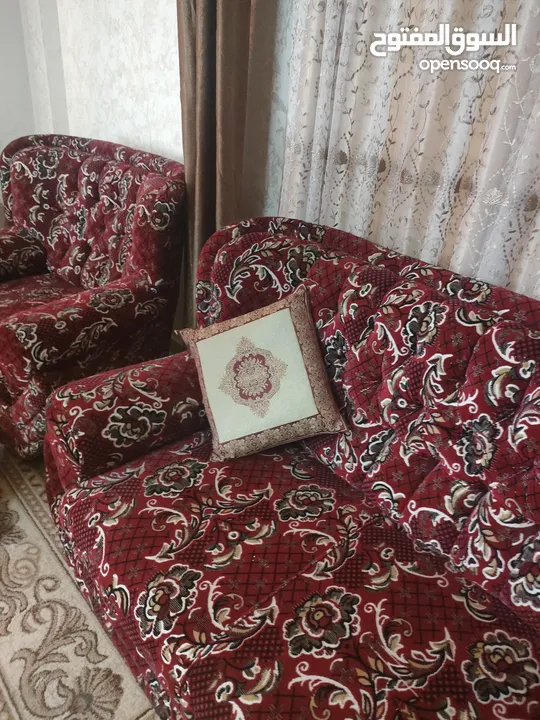 كنب 8مقاعد مع اربع برادي وطاولة خشب وسط