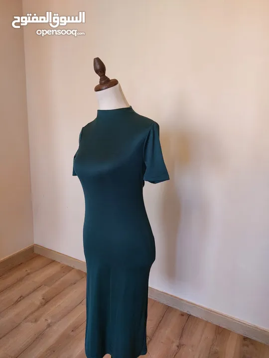 عدة فساتين جديدة و ماركات اسعارها من 10-12 دينار.