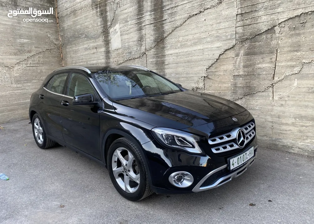مارسيدس Mercedes Benz gla 200 2018 مع فتحة بانوراما