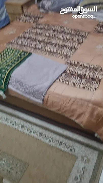 غرفة النوم تخت وخزانة وجوارير ومرايا مع جرارات