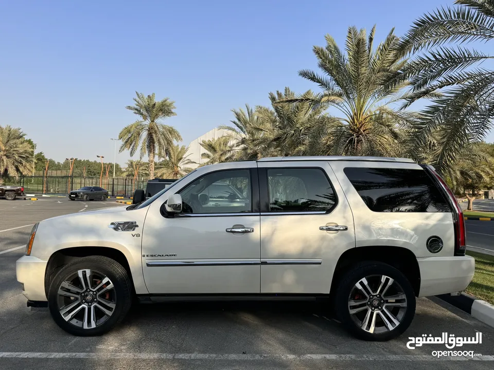 Cadillac Escalade GCC model 2010 full platinum