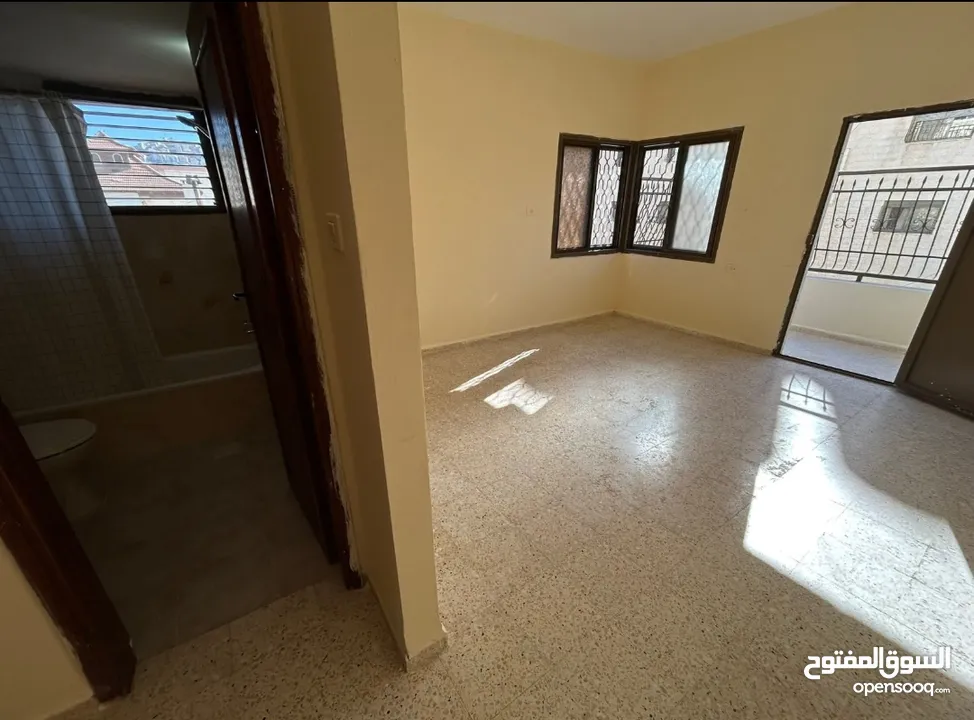 بيت في عمارة مكونة من 3 طوابق للايجار