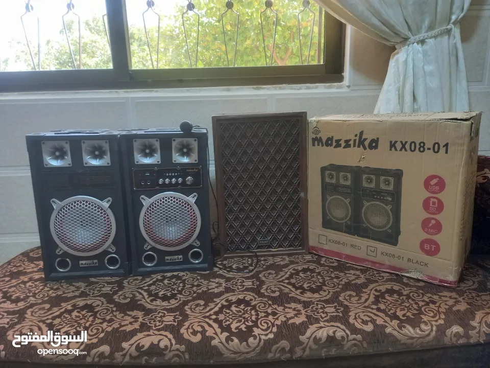 ثلاث سماعات كبار ومايك للبيع