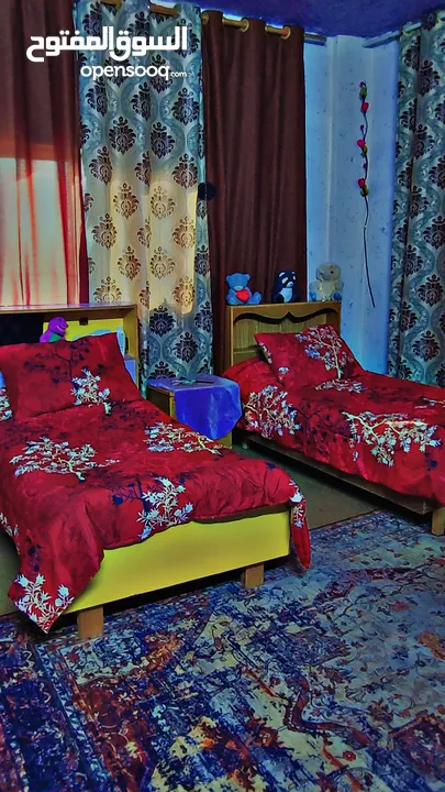 تختين مفرد مع كومدينة و فرشاتهن  للبيع بسعر مناسب طولهن متر و 60