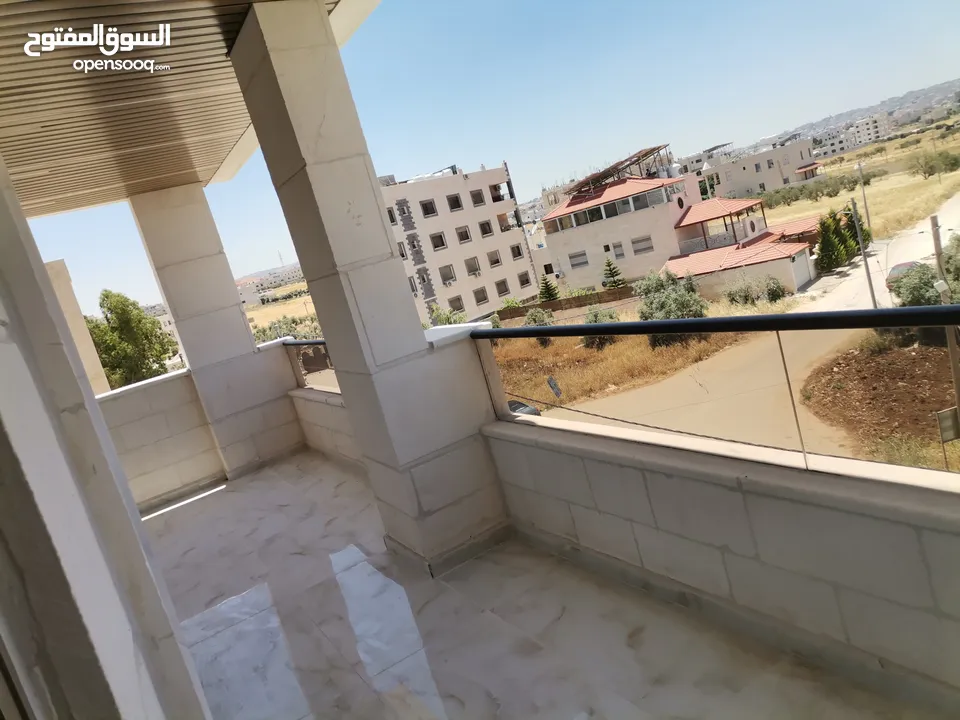 شقه 205م طابق ثاني فني للبيع على شارع البترا شرق كازيه الرجوب واربد مول قراند