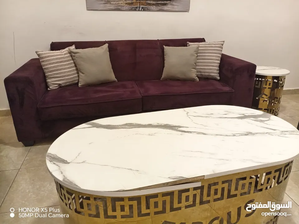جلسة فاخرة بتصميم عصري وألوان ملكية! طقم كنب متكامل باللون العنابي الغني، قماش مخملي ناعم ومريح