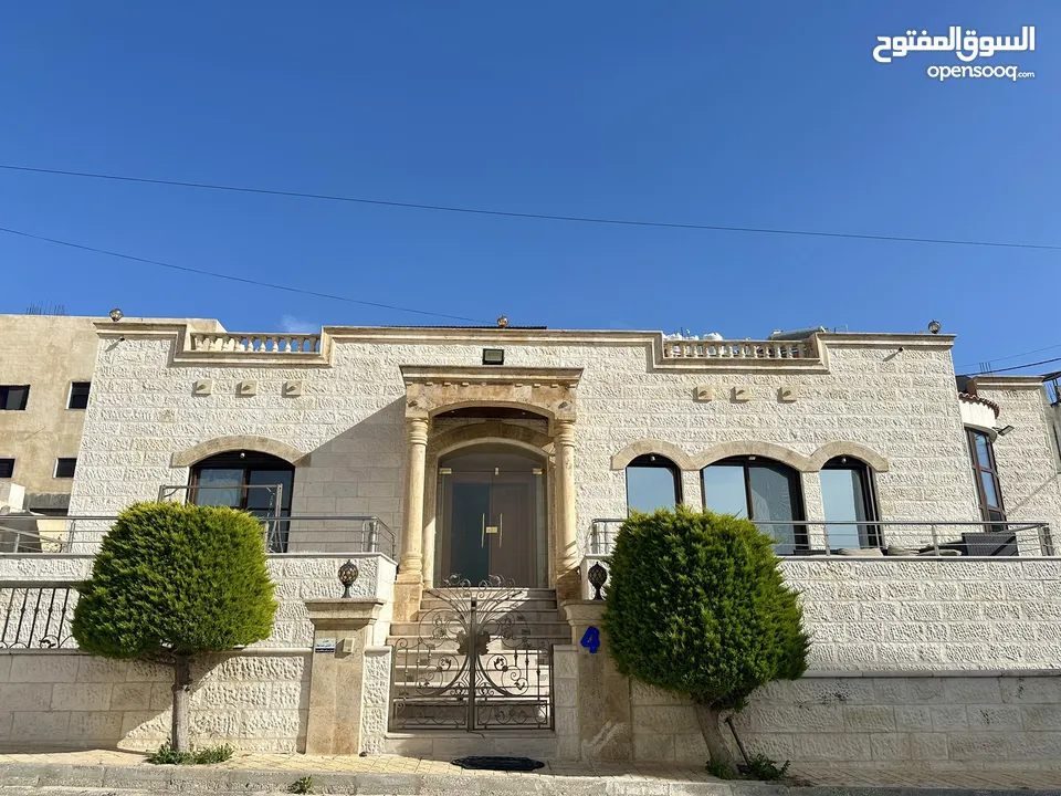 فيلا للإيجار/ للبيع بإطلالة جميلة جدا Villa for rent/sale with beautiful views and amenities!