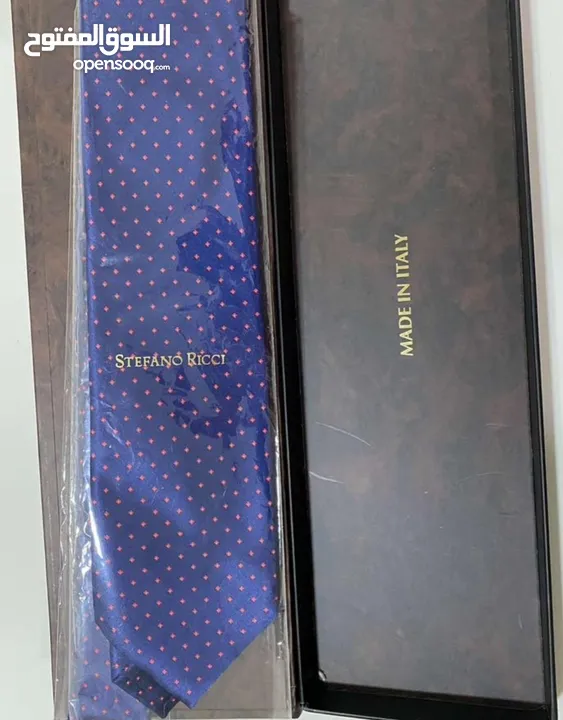 نظارة ريبان افياتور ، ربطة عنق حرير ، ساعة امبريو ارماني بلاك ادشن، محفظة باريس هيلتون فاخرة