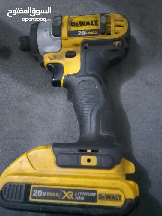 درلDEWALT مستعمل مع قاعدة الشحن