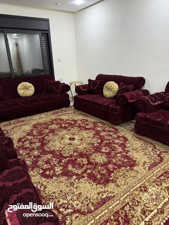 طقم كنب 9 مقاعد لون خمري مع سجادة بحالة ممتازة