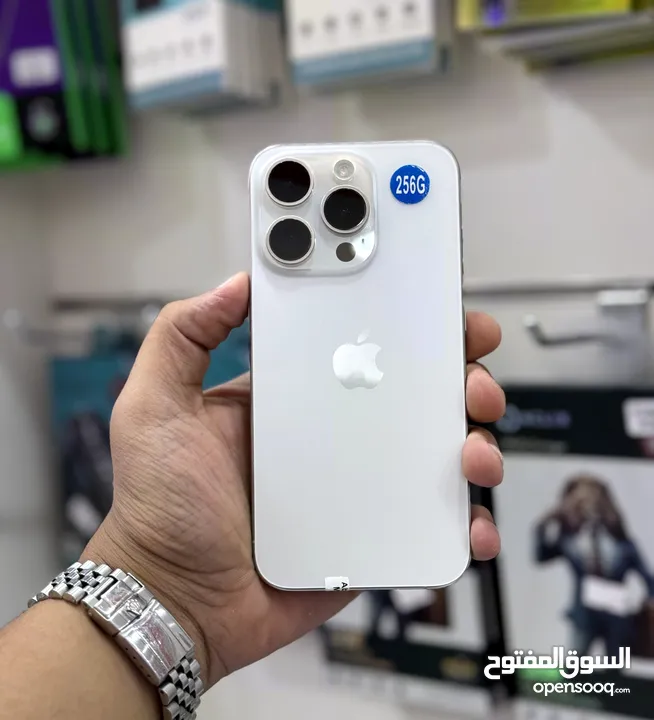 عرض خاص : iPhone 15 pro 256gb هاتف بحالة الوكالة بدون مشاكل مع ضمان و مع ملحقات و بأقل سعر لا يفوتك