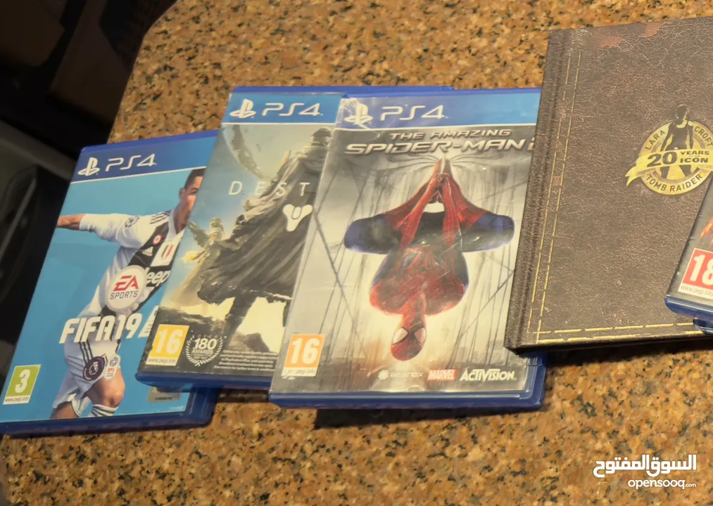 Ps4 500g بلايستيشن 4 و ثلاث ايدين اصليات شغالة 100٪؜ مع كامل اسلاكها