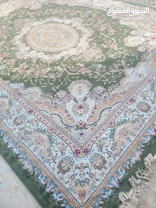 سجادة ثقيله جدا مستعمله بحاجه للغسيل مقاس 3X4 تركي اصلي لونه اخضر فاتح وبيج صويلح  لجادين