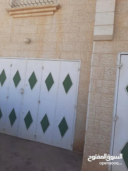 بناء جديد 40 متر منطقة آمنة من المالك لا يوجد عمولة يبعد 2د من الشارع ويوجد مواصلات من رام الله