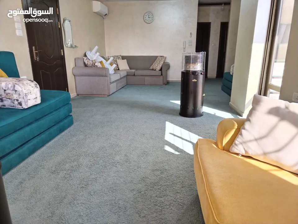 شقة واسعة للبيع – 131 متر مربع، 3 غرف نوم، بلكونة بإطلالة جميلة، موقف خاص، وموقع مميز