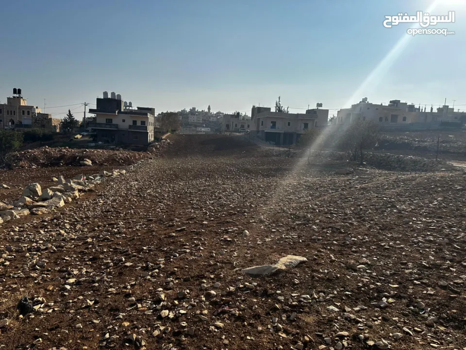 قطعة أرض مستوية مميزة قُرب بيت ساحور و تبعد 7 دقائق عن مزموريا قُرابة الدونمين ( 1940 م2 ) منطقة أ
