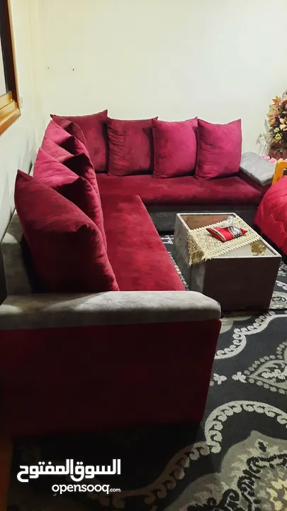 للبيع بداعي السفر طقم كورنر مستعمل بحالة الجديد  خشب تنجيد فخم خمري وسلفر مع  طاولة وسط تصميم راقي