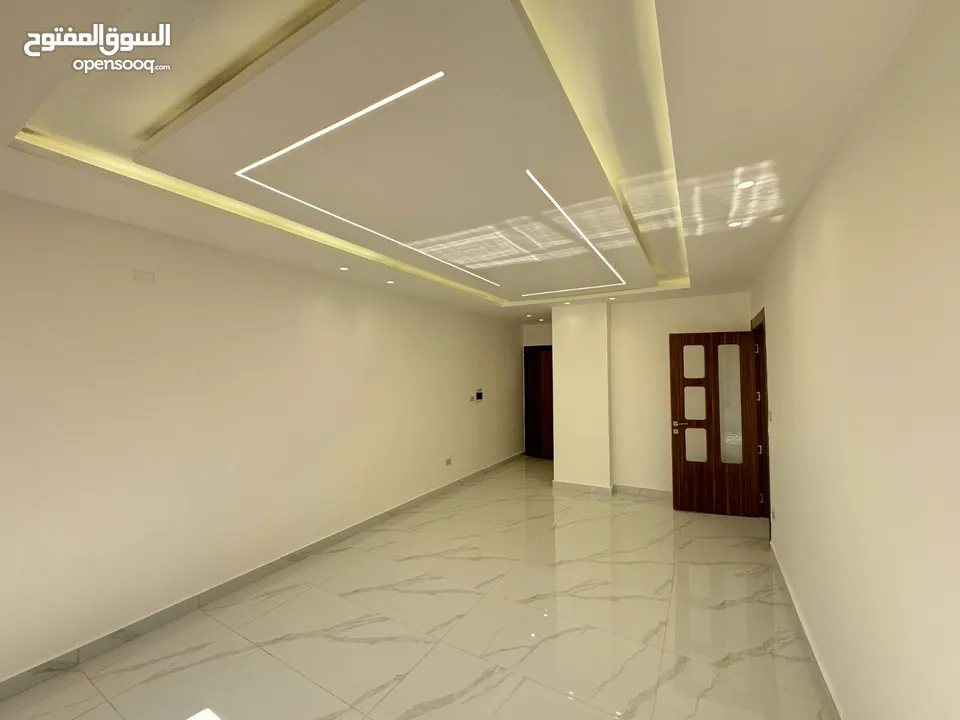 شقة للبيع مميزة جدآ في البنيات طريق المطار جامعة البترا ثالث مع الروف من المالك مباشرة