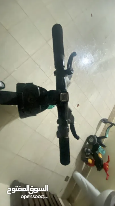 سكوتر من نوع تاير مع طاقيه الصليه  و كلشي  48 فولت 15 أمبير