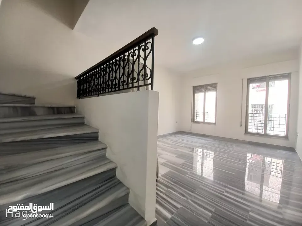 شقة شبه مفروشة للإيجار في عبدون  ( Property 33898 ) سنوي فقط