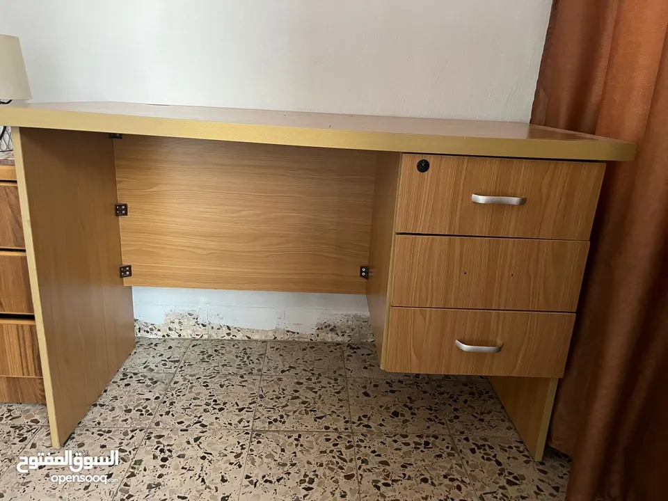 طاوله مكتبيه بحاله الوكاله جديده