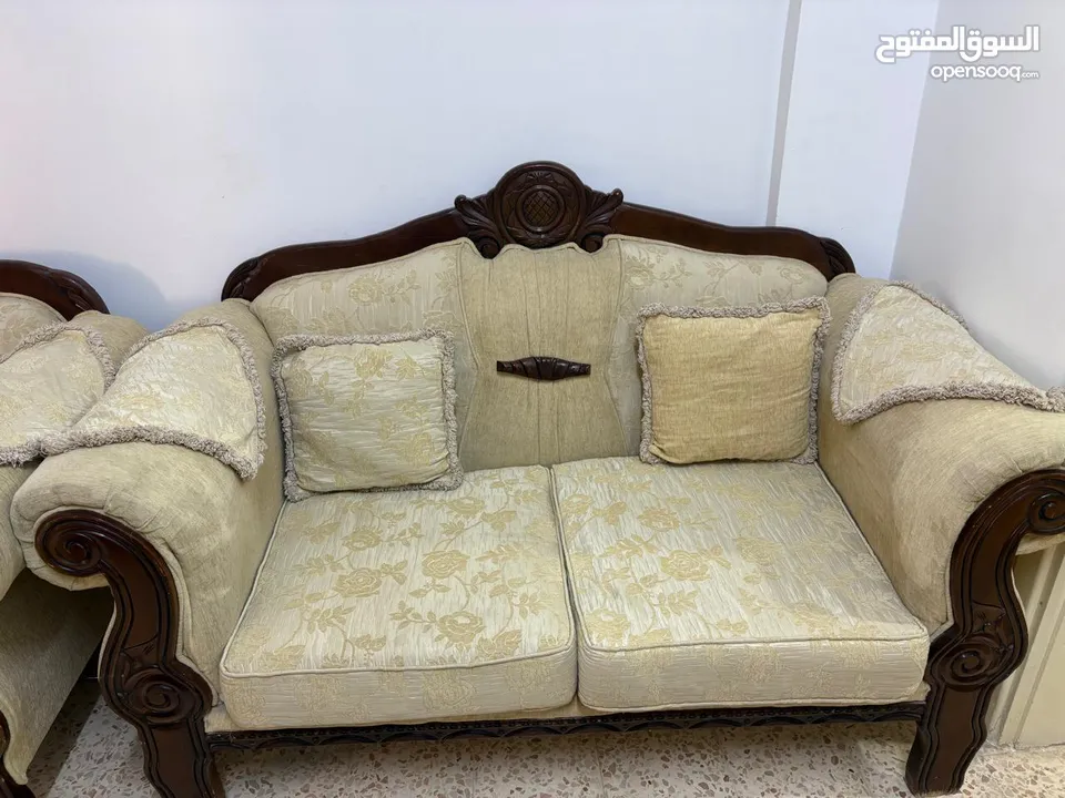 طقم كنب للبيع  مع كرسسين زان مع طاوله داءريه