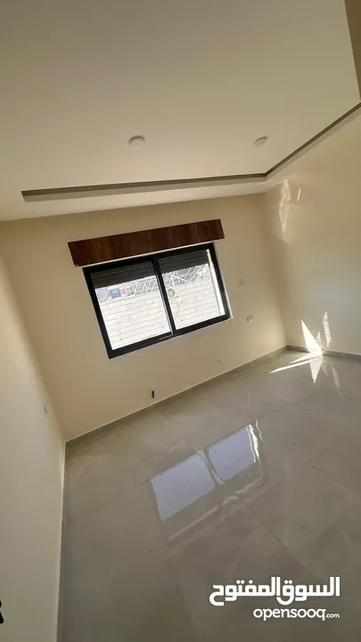طابق شبه ارضي مطلة و مشمسة و مهوية بأرقى مناطق حي الياسمين المطله على كوريدور عبدون بسعر ناري جدآ