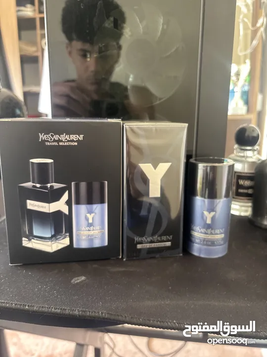 بكج ysl مش مفتوح ولا ملموس بل كرتونه عطر مع مزيل عرق من الشركة نفسها