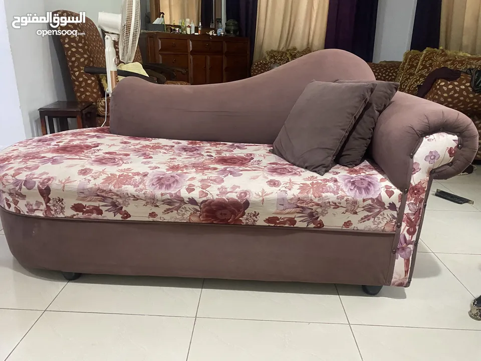كنب زاوية مع كراسي ملكية للبيع بحالة ممتازة