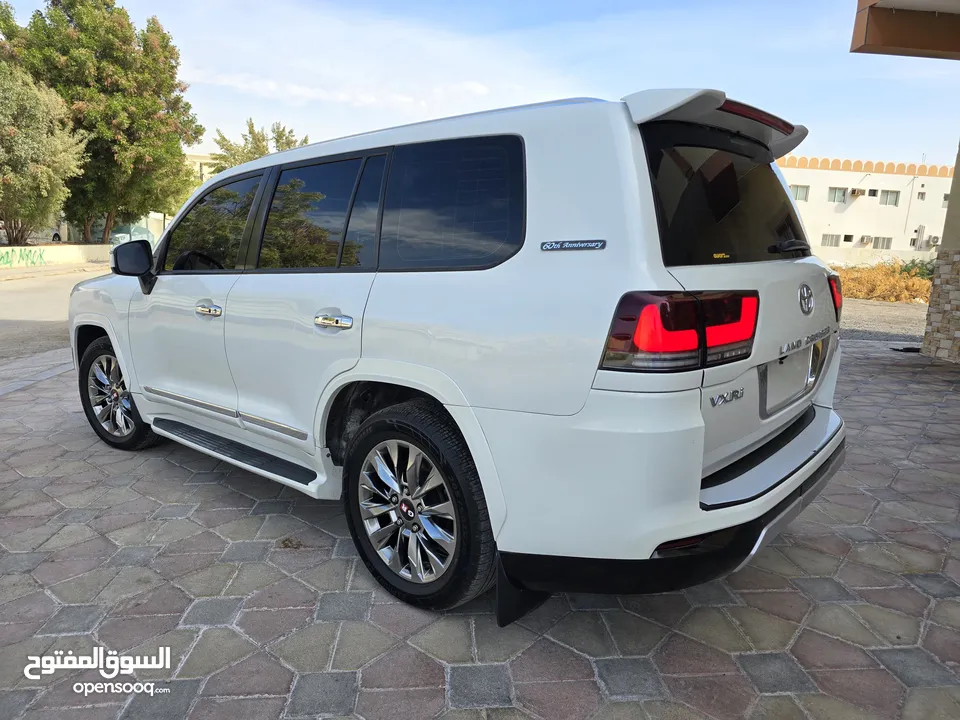 Land cruiser VXR V8 GCC 2011 Price 96,000 AEd