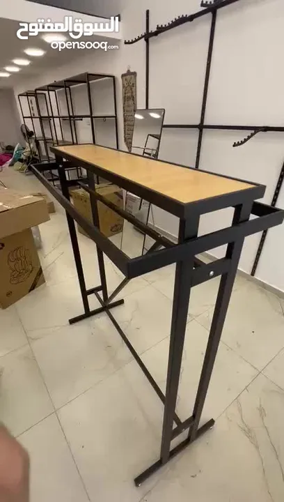 طاولة عرض منتجات (ملابس ، اكسسوارات)