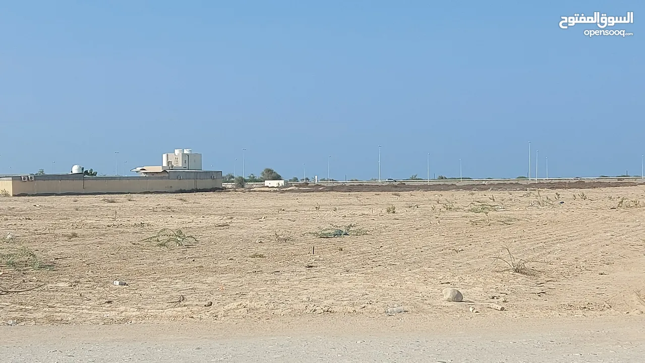 مخطط أراض سكنية في بركاء (حي عاصم والرميس)على الطريق البحري بشوارع مرصوفة بموقع يتميز بسهولة المداخل