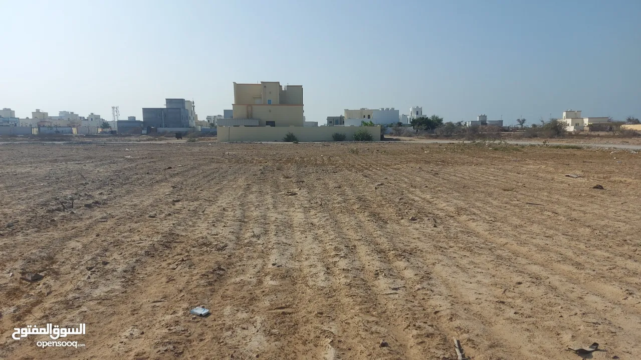 مخطط أراض سكنية في حي عاصم الرميس قرب الطريق البحري على شوارع مرصوفة بموقع ممتاز وسهل الدخول والخروج