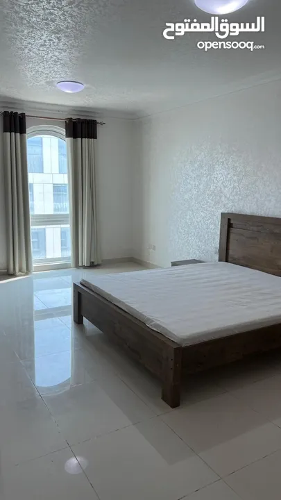 شقة سكنية للبيع في مسقط جراند مول مبنى 8 مباشرة من المالك فاخره مؤثثة ومكيفه