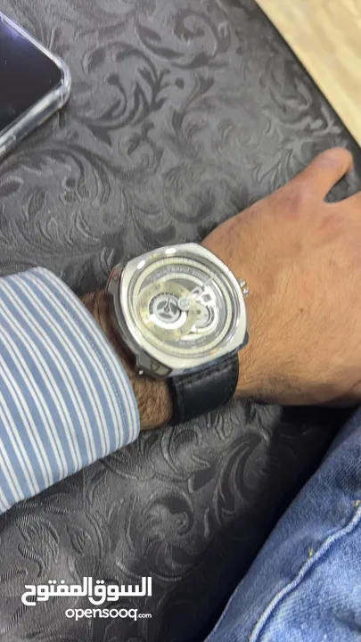 للبيع او البدل على ابل ووتش  ساعه sevenfriday اورجنال